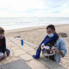 Jordi Llort, con su hijo Lluc, recogían plástico ayer en la playa Llarga de Tarragona.
