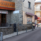 Una de las calles de Llívia (Cerdanya) donde se ve la entrada de varios comercios del municipio.