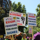 Unos carteles a favor de las pensiones dignas.