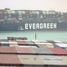 El buque 'Ever Given', encallado en el canal de Suez.