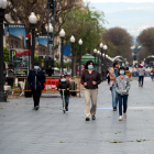 Imagen de archivo de gente paseando por la Rambla de Tarragona.