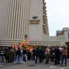 Imagen de los trabajadores protestando delante del Hotel Don Juan.