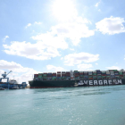 Pla general del portacontenidors de l'empresa EverGreen encallat al Canal de Suez.