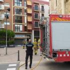 Imagen de Bomberos, Policía Portuaria y Mossos d'Esquadra delante del edificio.