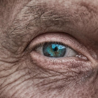 Imagen de archivo del ojo de una persona mayor.