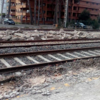 Obras en la vía del tren a la altura de la calle de Pere Martell, donde ya se han derribado los andenes.