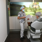 Una pacient a punt de començar una visita a la clínica dentista Curull de Tarragona.