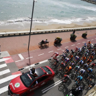 Los ciclistas pasando por el paseo marítimo.