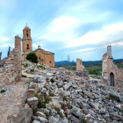 Parte de los escombros del Pueblo Viejo de Corbera d'Ebre con la Iglesia de Sant Pere en el fondo.