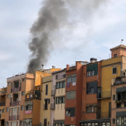 Diez dotaciones de los Bomberos trabajan en el incendio de una vivienda en la calle Bellmirall de Girona