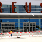 Una operaria que pasa por delante la nueva terminal del Aeropuerto de Reus.