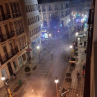 Un carrer de Granada amb contenidors encesos la nit del 16 de febrer de 2021 durant una protesta a favor de Pablo Hasel.