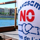 Primer plano de la bandera antitransavasament de la PDE en el barco Lo Sirgador del río Ebro.