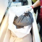 Congelador con bolsas donde se han encontrado los cadáveres de 18 cachorros.