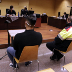 De espaldas, el violador reincidente Edwin Enrique Granda durante el juicio en la Audiencia de Girona.