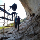 Especialistes treballant en el projecte d'estudi i recuperació de les pintures rupestres de l'abric IV de l'ermita d'Ulldecona.