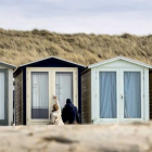 Un par de turistas en una de las casetas de playa en los Países Bajos.