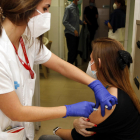 Imagen de archivo de una persona recibiendo la vacuna antocovid.