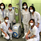 Foto de grupo del equipo de enfermería de hospital de día de oncología del Hospital de Terrassa con el dispositivo para prevenir la alopecia.