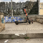 Un patinete y una botella de alcohol en la zona de Josepa Massanés.