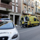 Els serveis d'emergències al bloc de pisos on viu la mare a Girona.