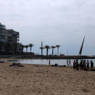 Personas disfrutando del buen tiempo en una de las playas de la zona turística de Salou.