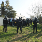 Los Mossos encapsulando los jóvenes para identificarlos en un descampado próximo al corte a Girona.