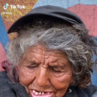 La mujer que sonrió cuando la invitaron a comer