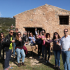 Un grupo de personas brindando con las copas de vino durante una de las actividades enoturístiques a la bodega Mas Vicenç de la DO de Tarragona.