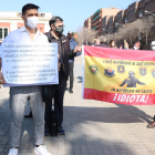 Diversos manifestantes sosteniendo pancartas en la concentración contra los cortes de la meridiana.