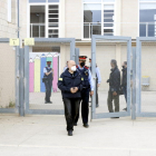 Agents dels Mossos d'Esquadra sortint de l'institut de Vidreres