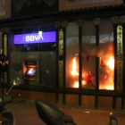 Una entitat bancària cremant a Barcelona després de la manifestació, que ha acabat amb alguns aldarulls.