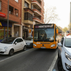 Un autobús de l'empresa municipal, pel centre de Reus.