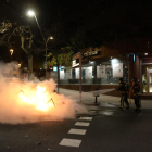 Els Bombers apagant una de les barricades que s'han fet a Barcelona durant els aldarulls.