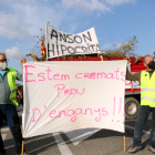Els pagesos tallant la C-12, a l'altura del Flix, en la protesta per exigir ajuts directes per compensar els danys causats pel temporal Filomena als camps d'oliveres.