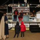 Dos niños, ayer, visitando la instalación en el Parc Sant Jordi.