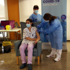 Lourdes Julià, auxiliar de enfermería de la residencia Mercè de Tarragona, recibiendo la vacuna.