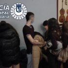 Imatge d'una intervenció policial a una festa a un pis turístic a Madrid.