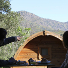 Dos personas desayunando en una terraza de un camping de las comarcas gerundenses, en una imagen de archivo.