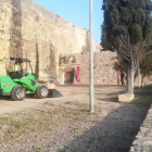 La Brigada Municipal de l'Ajuntament arranjant el paviment.