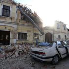 Una casa destruïda i un cotxe aixafat pel terratrèmol a Petrinja, Croàcia