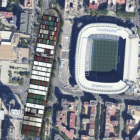 El buque Ever Given a escala real junto al estadio Bernabéu del Real Madrid.