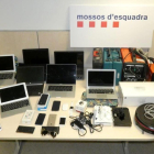 Entre els objectes recuperats hi ha ordinadors, tauletes electròniques i telèfons mòbils.