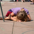 Imagen de archivo de una niña estirada al suelo llorando.