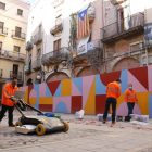 Un técnico con un georradar, un método de prospección arqueológica no invasivo, analizando el subsuelo de la plaza de l'Oli de Valls.