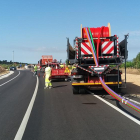 Una actuación para adecuar canalizaciones de fibra óptica en una carretera de Nulles (Alt Camp) por parte de la Diputación de Tarragona.