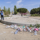 Andrés Mora, vicepresidente de la Asociación de Vecinos Buenos Aires, fotografía los desperdicios acumulados en varios puntos del parque.