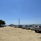 Un dels aparcaments de la platja Llarga que els dissabtes i diumenges s'omple de gom a gom.