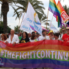 Pla mitjà de la pancarta reivindicativa dels drets LGTBI que obria la desfilada de l'Orgull Gai.