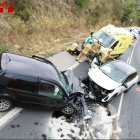 Imatge de l'accident frontal de trànsit entre dos cotxes a la C-14 a Montblanc.